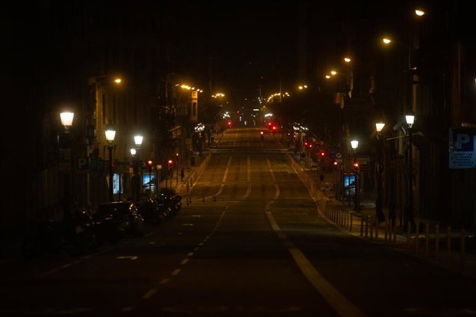 La Vía Laietana totalmente vacía al inicio del toque de queda impuesto de 22.00 horas a 06.00 horas por la crisis sanitaria del Covid-19, en Barcelona, Catalunya, (España), a 2 de noviembre de 2020. 