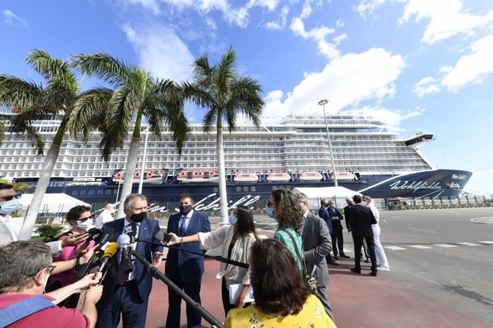 El presidente de Canarias, Ángel Víctor Torres, atiende a los periodistas tras recibir al primer crucero con turistas que llega a Canarias tras el parón motivado por el Covid-19