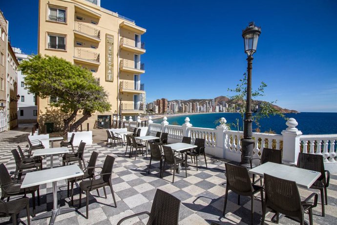 Terraza de una bar vacía en una calle de Benidorm durante el Día Mundial del Turismo 2020