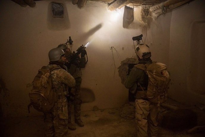 Militares afganos desplegados en una redada