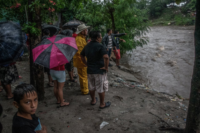 04 November 2020, Honduras, San Pedro Sula: Residents of a shanty village on the Rio Blanco riverbanks watch the overflowing water after the winds and rains brought by the category 4 Hurricane Eta. Photo: Seth Sidney Berry/SOPA Images via ZUMA Wire/dpa