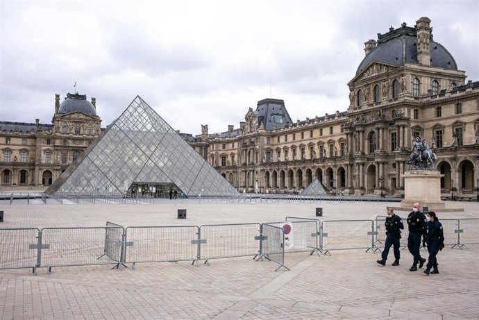 La Policía de París junto al Museo del Louvre durante la pandemia. 