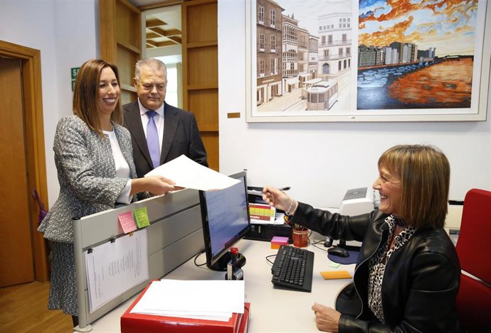Foto de archivo. La consejera de Economía y Hacienda, María Sánchez, registra los Presupuestos de Cantabria para 2020 en el Parlamento, acompañada por el jefe de la Cámara, Joaquín Gómez
