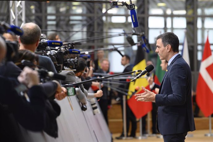 El presidente del Gobierno, Pedro Sánchez, atendiendo a los medios de comunicación