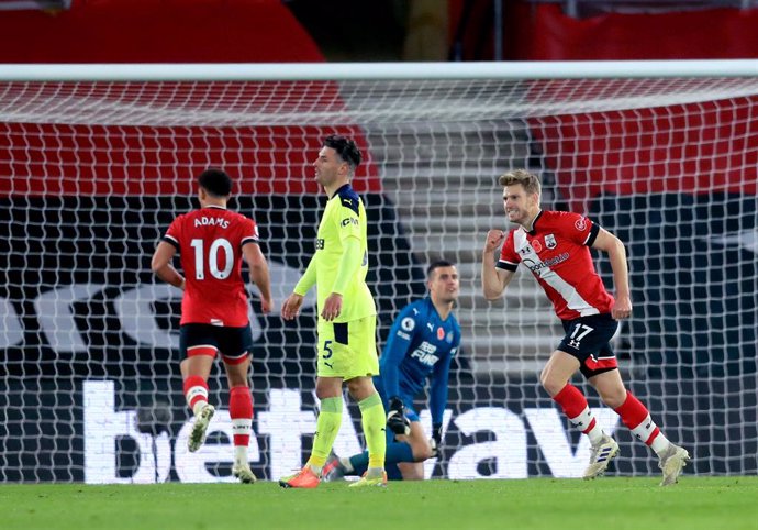 06 November 2020, England, Southampton: Southampton's Stuart Armstrong (R) celebrates scoring his side's second goal during the English Premier League soccer match between Southampton and Newcastle United at St Mary's Stadium. Photo: Adam Davy/PA Wire/d