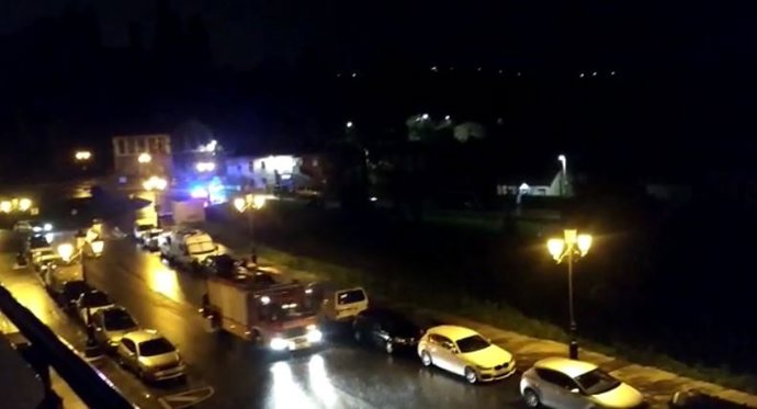 Bomberos acuden a un accidente de tráfico en Llamaoscura, parroquia de Oviedo.