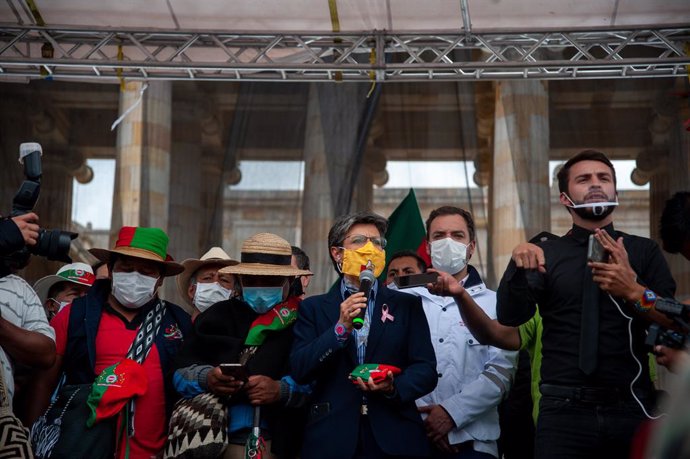 19 October 2020, Colombia, Bogota: Bogota Mayor Claudia Lopez (C) speaks with Indigenous demonstrators during a protest against the government of president Ivan Duque Marquez at the Bolivar Square. Photo: Chepa Beltran/VW Pics via ZUMA Wire/dpa