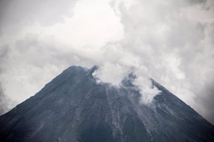 El humo asciende desde el volcán Merapi