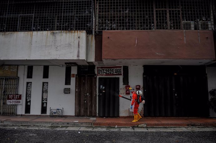 07 November 2020, Malaysia, Kuala Lumpur: An employee of the Malaysian Ministry of Health and Environment carries out disinfection work in the fight against coronavirus (COVID-19). Photo: Amirul Azmi/BERNAMA/dpa