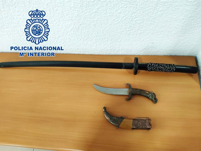Nota De Prensa Y Fotografía: "La Policía Nacional Ha Detenido A Un Joven Que Amenazó Con Usar Una Catana Contra Otras Tres Personas "