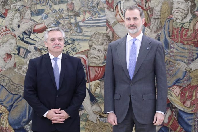 El Rey Felipe VI (d); y el presidente de República Argentina, Alberto Fernández (i), posan durante su encuentro en el Palacio de la Zarzuela, en Madrid (España) a 4 de febrero de 2020.