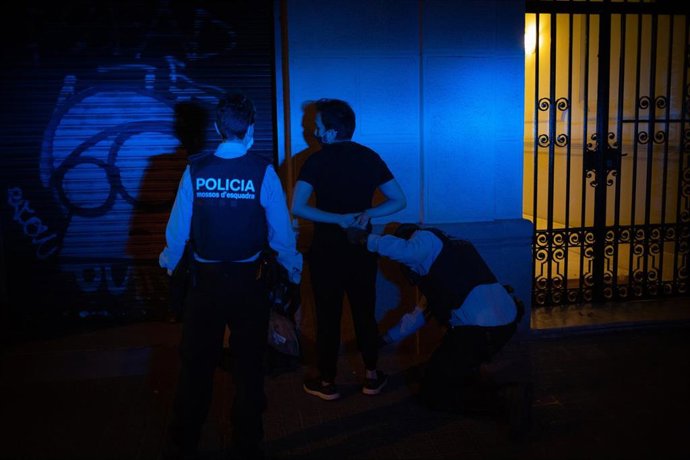 Los Mossos constatan un cumplimiento general del toque de queda