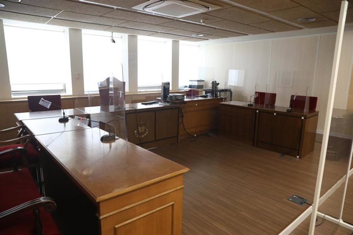 Mamparas de separación en el estrado de una de las salas de los nuevos juzgados y la fiscalía de lo Social en la calle Princesa,