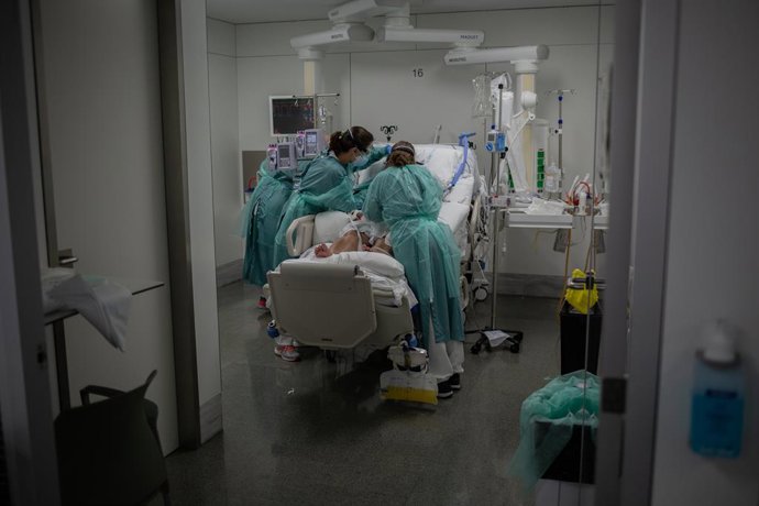 Sanitries visiten un malalt a l'UCI de l'Hospital Sant Pau de Barcelona aquesta setmana