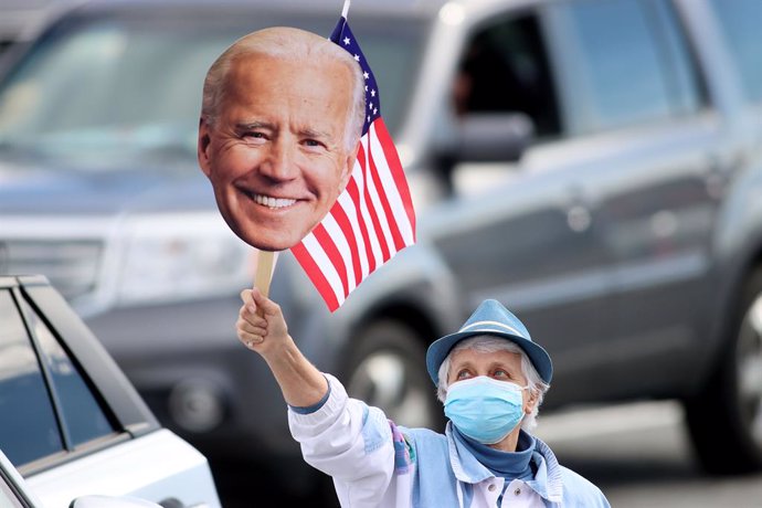 31 October 2020, US, Greensboro: A supporter of the Former Vice President and Democratic Presidential candidate Joe Biden takes part in a Get Out the Vote Drive-In rally at the Greensboro Coliseum in North Carolina. Photo: Bob Karp/ZUMA Wire/dpa
