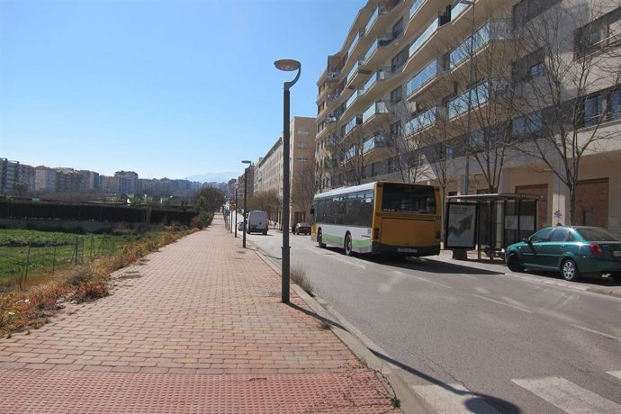 Un autobús urbano de Jaén circula por el Paseo de España.