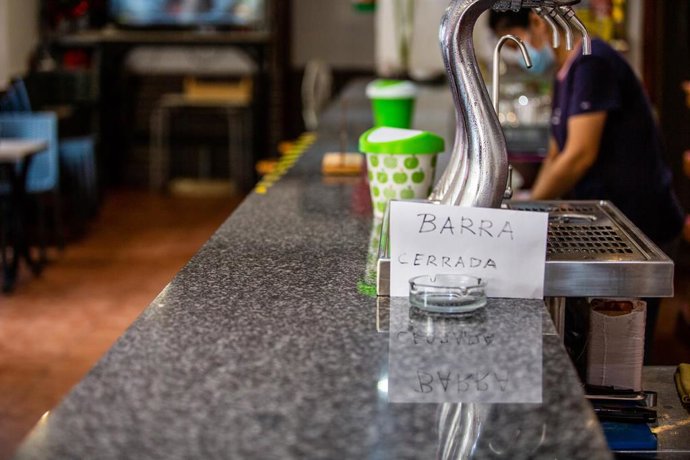 Barra cerrada de un bar del barrio de Valdepasillas, en Badajoz.