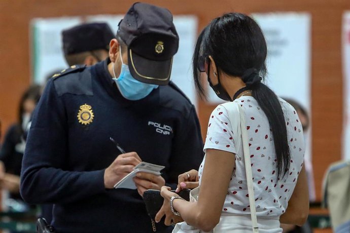 Un agente de la Policía Nacional recoge los datos de una viajera