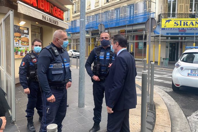 El alcalde de Niza, Christian Estrosi, junto a varios policías en el lugar del ataque en Niza