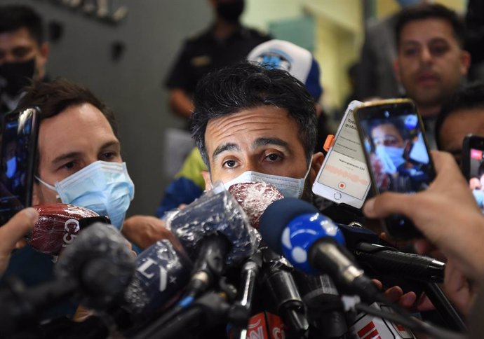 03 November 2020, Argentina, Buenos Aires: Leopoldo Luque, personal physician of Argentine soccer legend Diego Maradona, talks to journalists at the entrance of the clinic where Maradona underwent a surgery for a bleed on the brain. Photo: Ramiro Gomez/