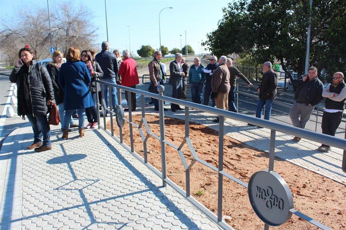 El Ayuntamiento de Sevilla rehabilitará la pasarela peatonal sobre la vía del tren en Padre Pío, en Cerro-Amate