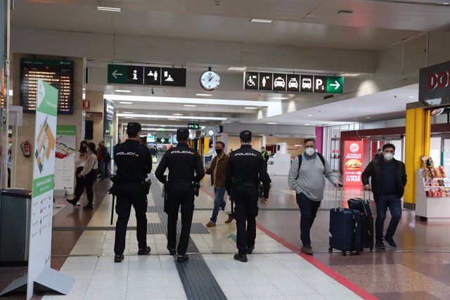 Agentes de la Policía Nacional caminan por las instalaciones de la estación de tren Chamartín para realizar un control de movilidad, en Madrid (España), a 30 de octubre. El control se produce horas después de que se hiciera efectivo un nuevo decreto de la