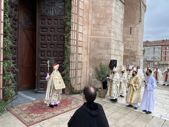 Fidel Herráez, arzobispo de Burgos, abriendo la Puerta del Perdón de la Catdral de Burgos para inaugurar el Año Jubilar.