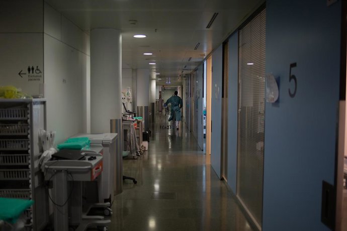 Un sanitari per un dels passadissos de l'UCI de l'Hospital de la Santa Creu i Sant Pau, integrat a la Red Hospitalria de Utilizació Pública de Catalunya, a Barcelona, Catalunya (Espanya), 6 de novembre del 2020. 