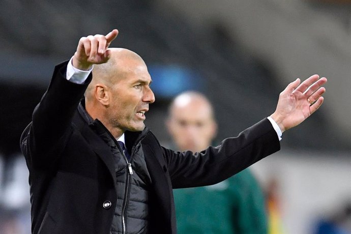 27 October 2020, North Rhine-Westphalia, Moenchengladbach: Real Madrid coach Zinedine Zidane reacts on the touchline during the UEFA Champions League Group B soccer match between Borussia Moenchengladbach and Real Madrid at the Borussia-Park stadium. Ph