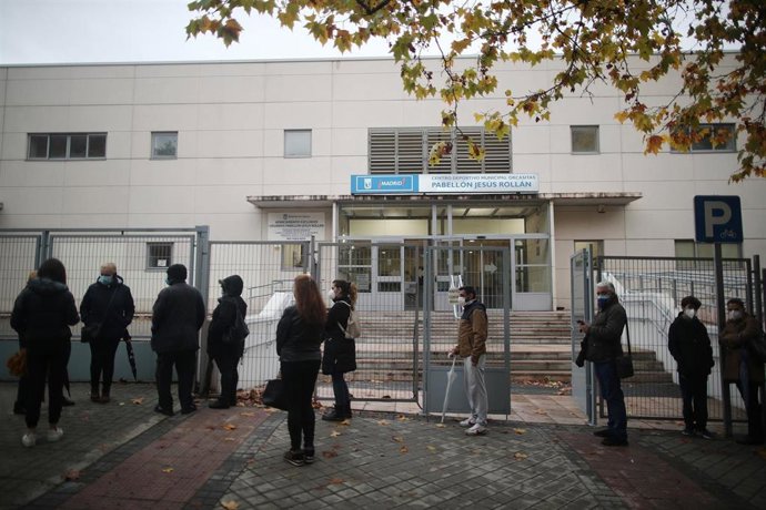 Varias personas hacen cola para poder realizarse un test de antígenos de coronavirus en el Pabellón Jesús Rollán de la ZBS Zofío, en el distrito de Usera, en Madrid (España), a 4 de noviembre de 2020