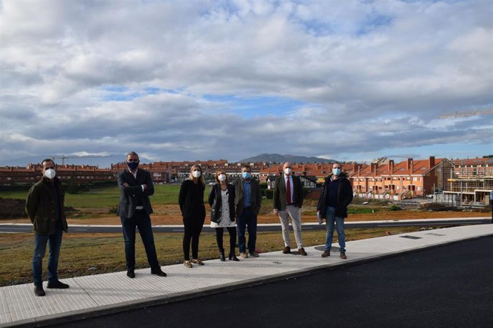 El alcalde de Siero, Ángel García, visita a La Fresneda con motivo de la presentación de proyectos de desarrollo y construcción de viviendas