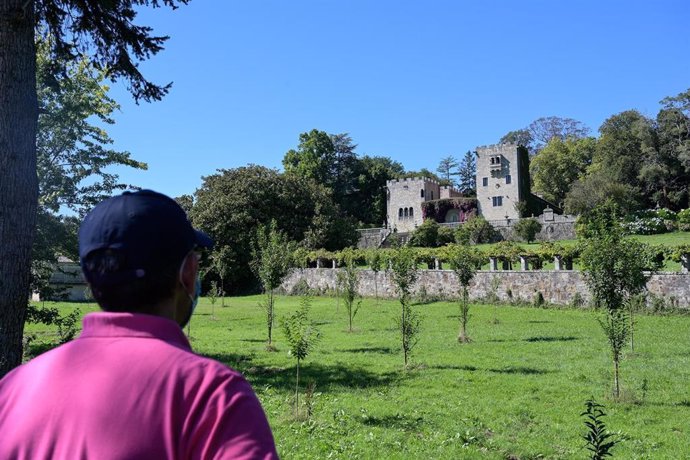 Un hombre observa la fachada del Pazo de Meirás