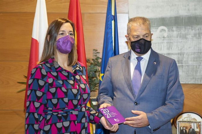 La consejera de Economía y Hacienda, María Sánchez, y el presidente del Parlamento regional, Joaquín Gómez, con el proyecto de PGC para 2021