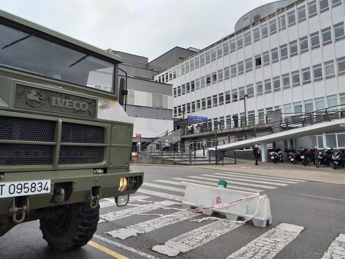 Montaje de un hospital de campaña junto al centro hospitalario de Cabueñes, en Gijón