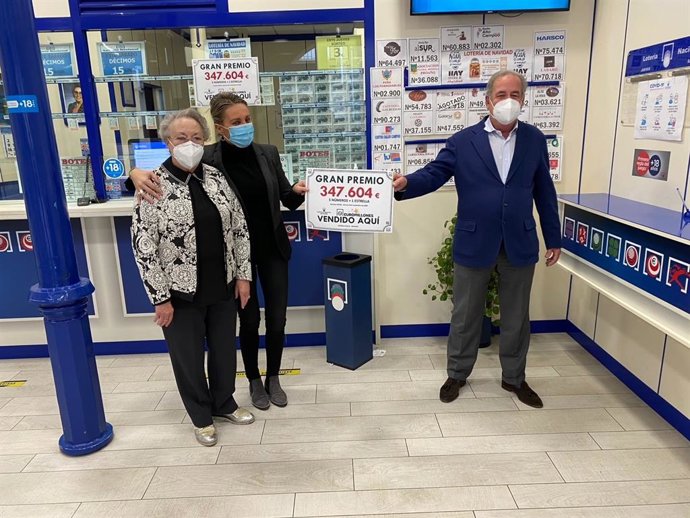 Responsables de la Administración de Lotería de Reinosa donde ha caída el premio junto a Ignacio de la Sierra (derecha), delegado comercial de Loterías y Apuestas del Estafo en Cantabria