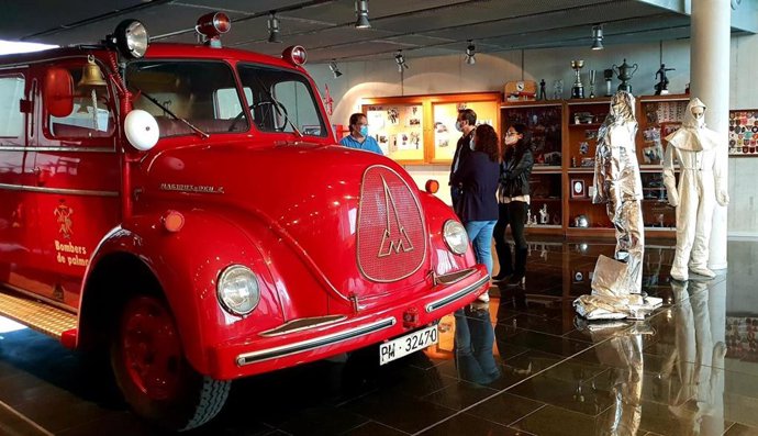 El alcalde de Palma, José Hila, y la regidora de Seguridad Ciudadana, Joana Maria Adrover, junto al camión Magirus-Deutz.