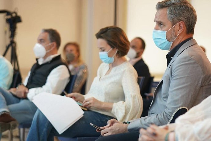 Primer plano del consejero de Hacienda, Juan Bravo, seguida de la portavoz del PP en el Congreso, Cuca Gamara, y en último término el consejero de la Presidencia, Elías Bendodo.