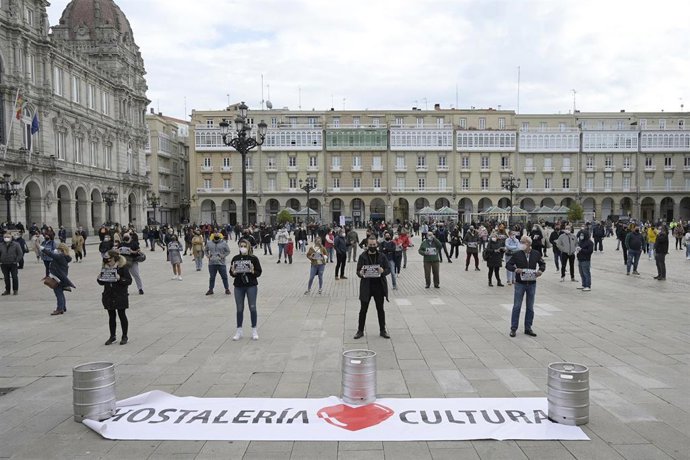 Grupos de personas se concentran en fila de a cuatro en la plaza de María Pita contra las restricciones impuestas al sector hostelero, en A Coruña, Galicia, (España), a 7 de noviembre de 2020. Esta concentración se produce pocas horas después de la entr