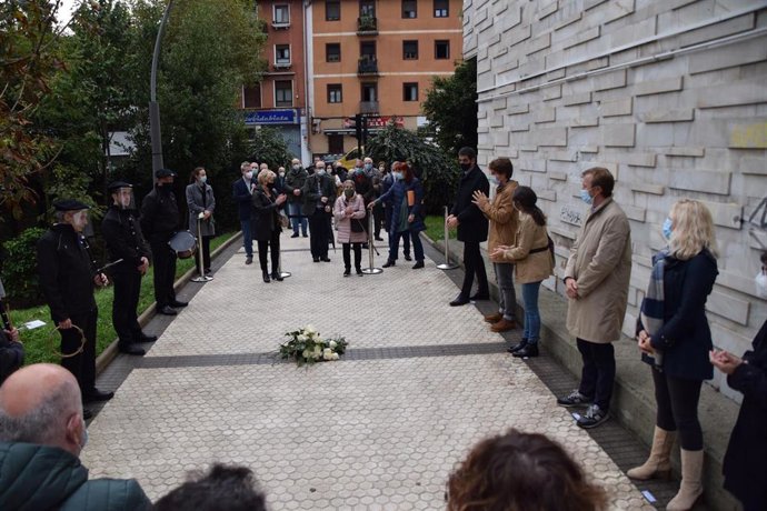 Acto de colocación en San Sebastián de la placa en homenaje al sargento Miguel Francisco Martín, asesinado por ETA