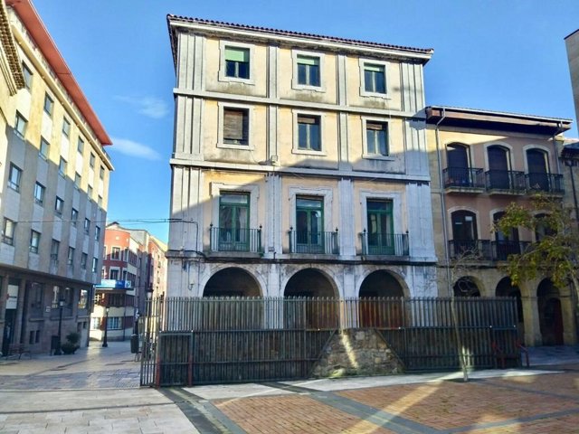 Antiguo edificio de Correos de Avilés en la Ferrería