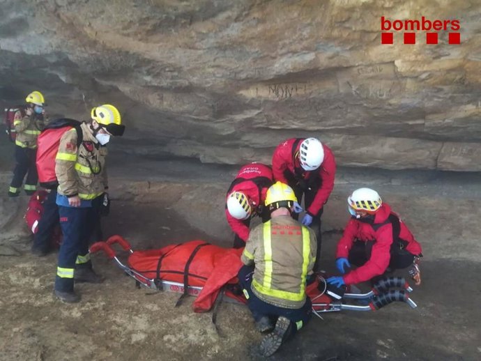 Operativos de los Bombers de la Generalitat rescatan a un ciclista en estado grave tras precipitarse por un desnivel de 20 metros