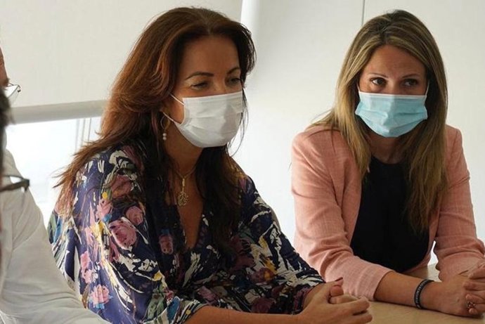 La coordinadora de Cs en Huelva y diputada provincial, María Ponce,  y delegada territorial de Turismo, Regeneración, Justicia y Administración Local, María Ángeles Muriel.