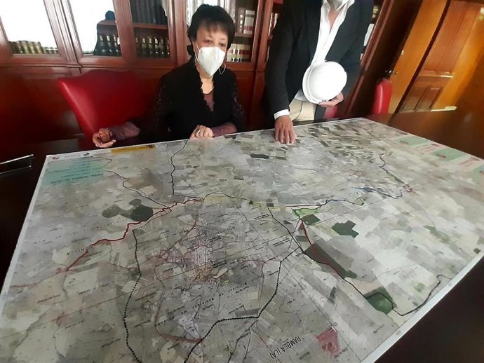 La Subdelegada del Gobierno en Córdoba, Rafaela Valenzuela, contempla sobre mapa la actuación en el arroyo Salado.