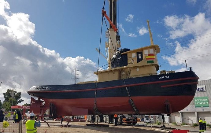Imagen de la instalación del remolcador CAPE en la rotonda del Galia Puerto.