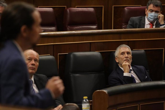 El ministro del Interior, Fernando Grande-Marlaska, atiende una intervención durante la primera sesión de control al Gobierno en el Congreso de los Diputados tras el estado de alarma, en Madrid (España).