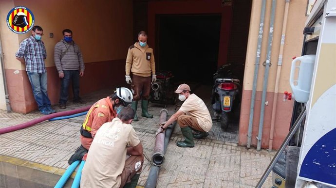 Actuaciones del Consorcio Provincial de Bomberos de Valencia para desaguar un garaje