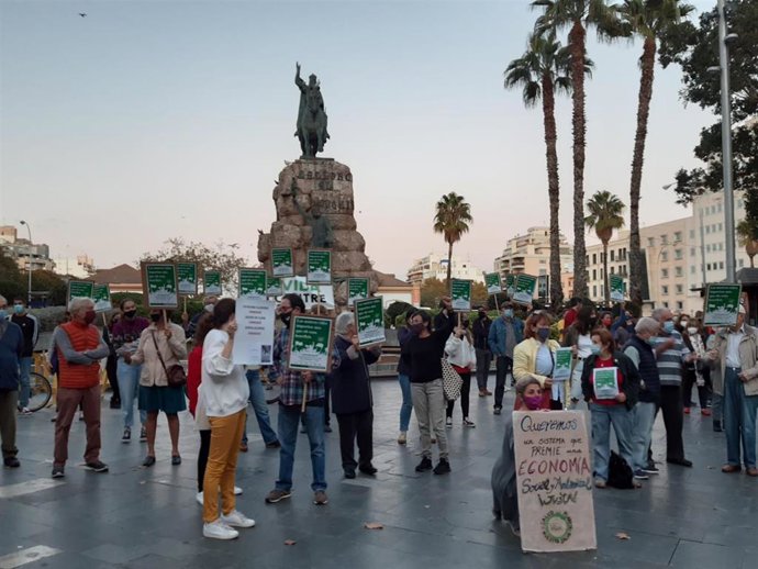 Cerca de un centenar de personas se concentran en Palma para "impugnar el modelo de salida de la crisis sanitaria".