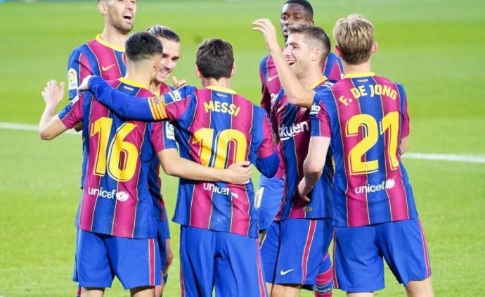 Messi celebra con sus compañeros el primer gol de este sábado ante el Betis