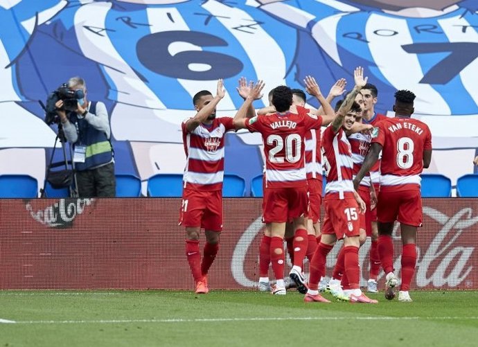 Los jugadores del Granada celebran su victoria ante la Real Sociedad en el Reale Arena en LaLiga Santander 2019-2020