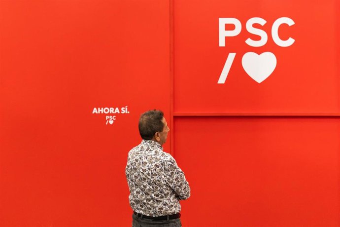 Un asistente durante la noche electoral del 10N en la sede del PSC de Barcelona (Catalunya, España).